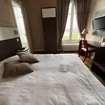 Hotel Logis & Restaurant - Les Bords De Seine La Roche-Guyon