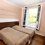 Logis & Restaurant - Les Bords De Seine Hotel 4*