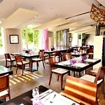Hotel Logis & Restaurant - Les Bords De Seine La Roche-Guyon
