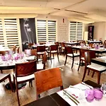 Hotel Logis & Restaurant - Les Bords De Seine La Roche-Guyon
