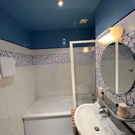 Logis & Restaurant - Les Bords De Seine Hotell 4*