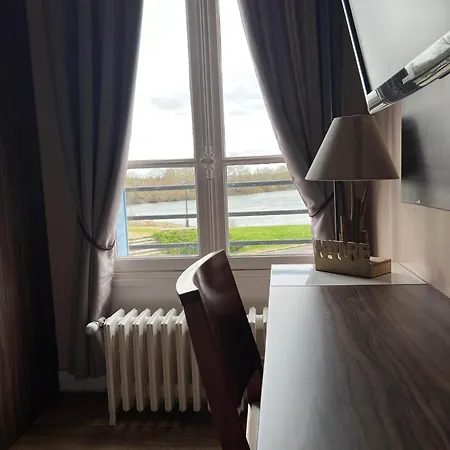 Logis & Restaurant - Les Bords De Seine Hotell