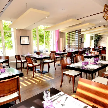 Hotell Logis & Restaurant - Les Bords De Seine 4*