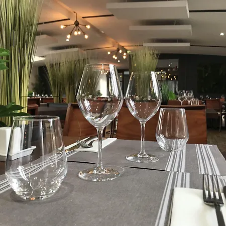 Hotel Logis & Restaurant - Les Bords De Seine La Roche-Guyon
